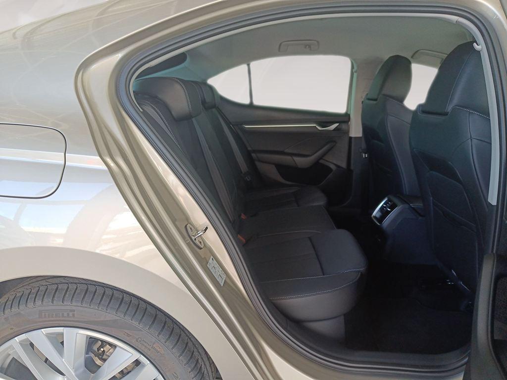 Skoda Octavia 1.5 TSI m-HEV Design DSG 110 kW (150 CV) - 5