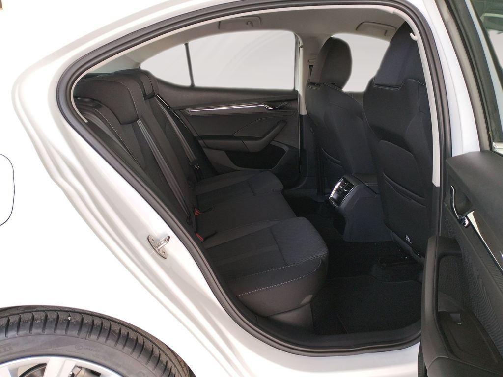 Skoda Octavia 1.5 TSI m-HEV Selection DSG 110 kW (150 CV) - 5