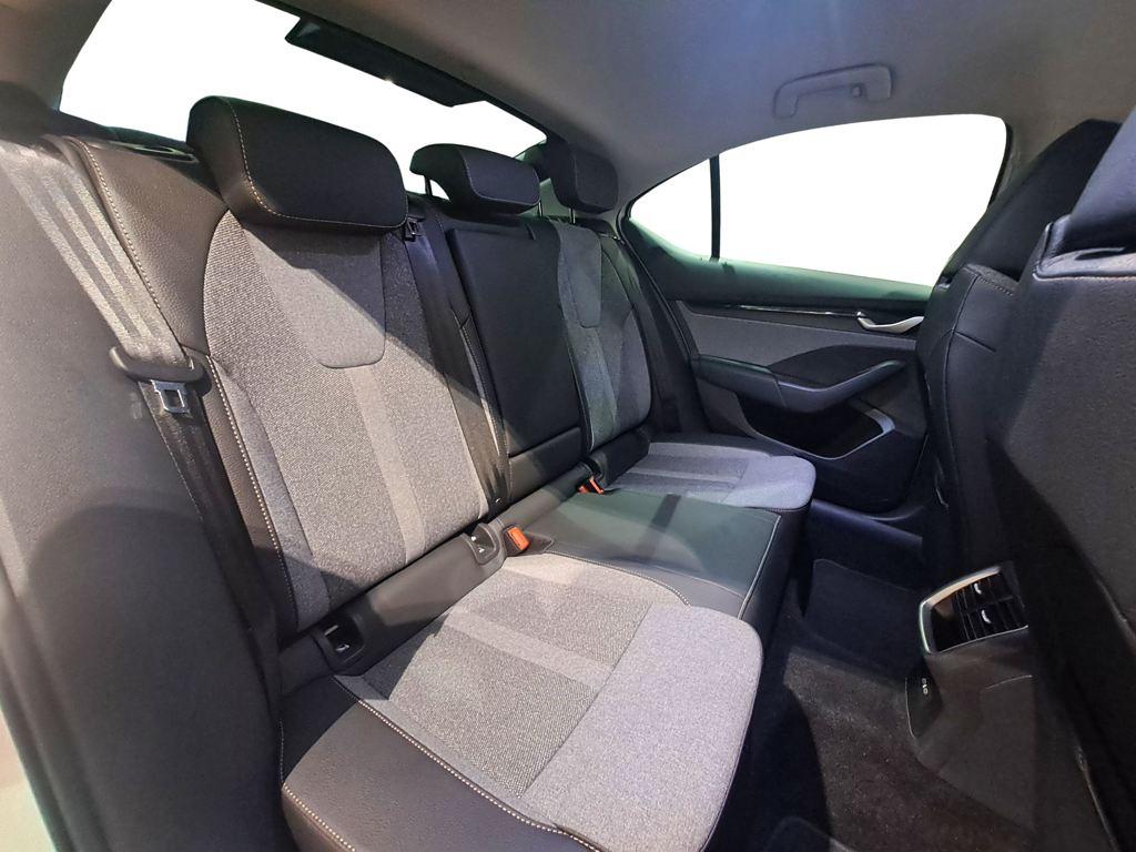 Skoda Octavia 1.5 TSI m-HEV Design DSG 110 kW (150 CV) - 5