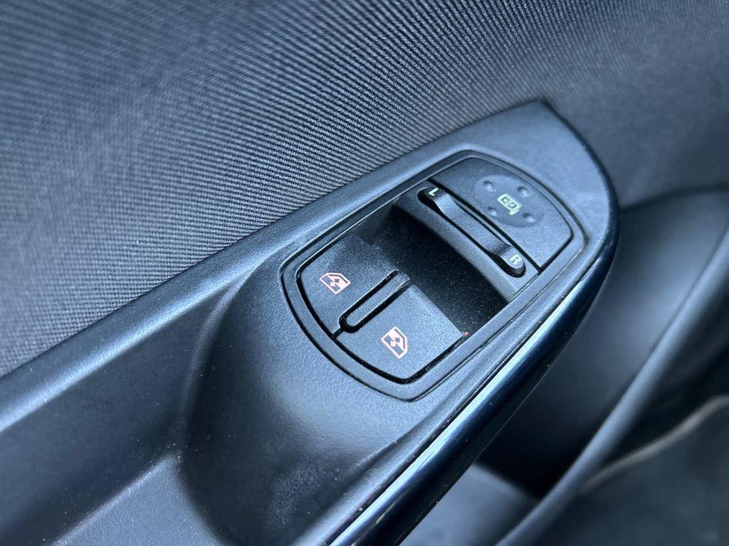 Opel Corsa 1.4 Design Line 66 kW (90 CV) - 12