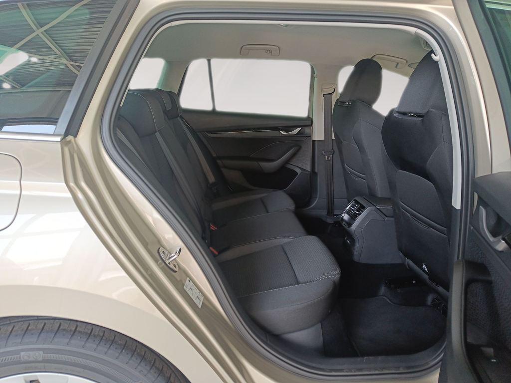 Skoda Octavia Combi 1.5 TSI m-HEV Selection DSG 110 kW (150 CV) - 5