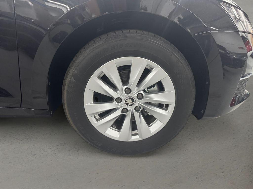 Skoda Octavia 1.5 TSI m-HEV Design DSG 85 kW (116 CV) - 7