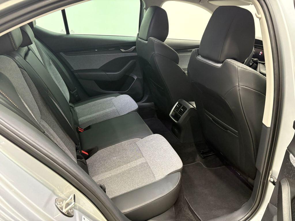 Skoda Octavia 1.5 TSI m-HEV Design DSG 110 kW (150 CV) - 5