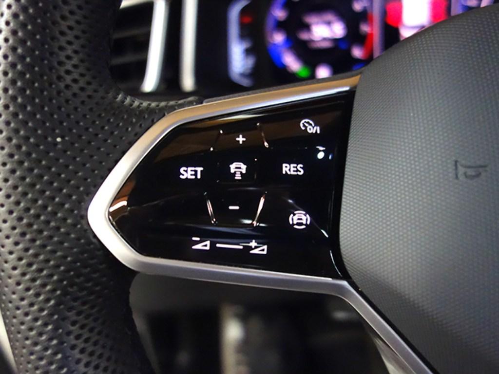 Volkswagen T-Roc R-Line 1.5 TSI 110 kW (150 CV) DSG - 8