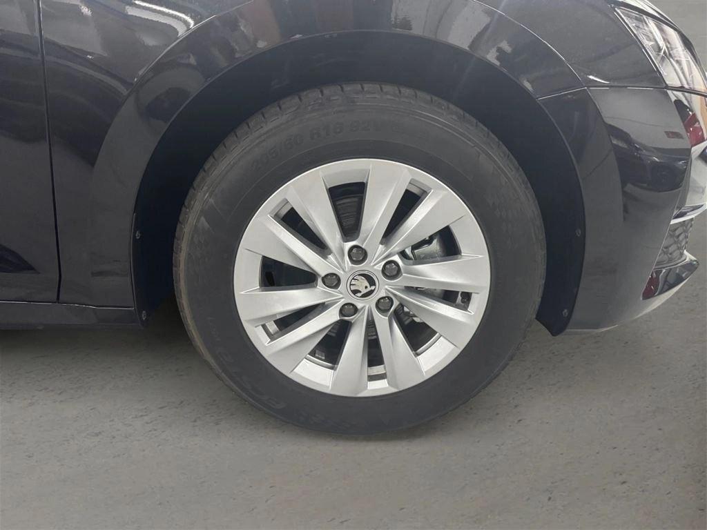 Skoda Octavia 1.5 TSI m-HEV Design DSG 85 kW (116 CV) - 7