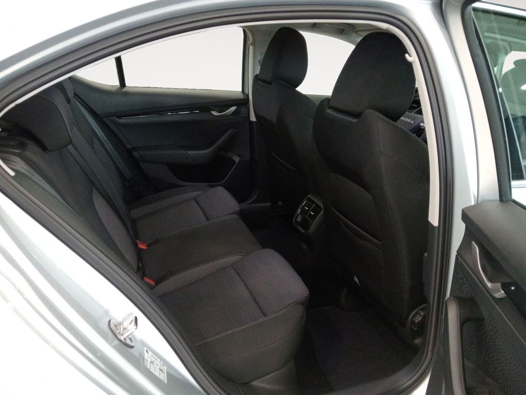 Skoda Octavia 1.5 TSI m-HEV Selection DSG 110 kW (150 CV) - 5