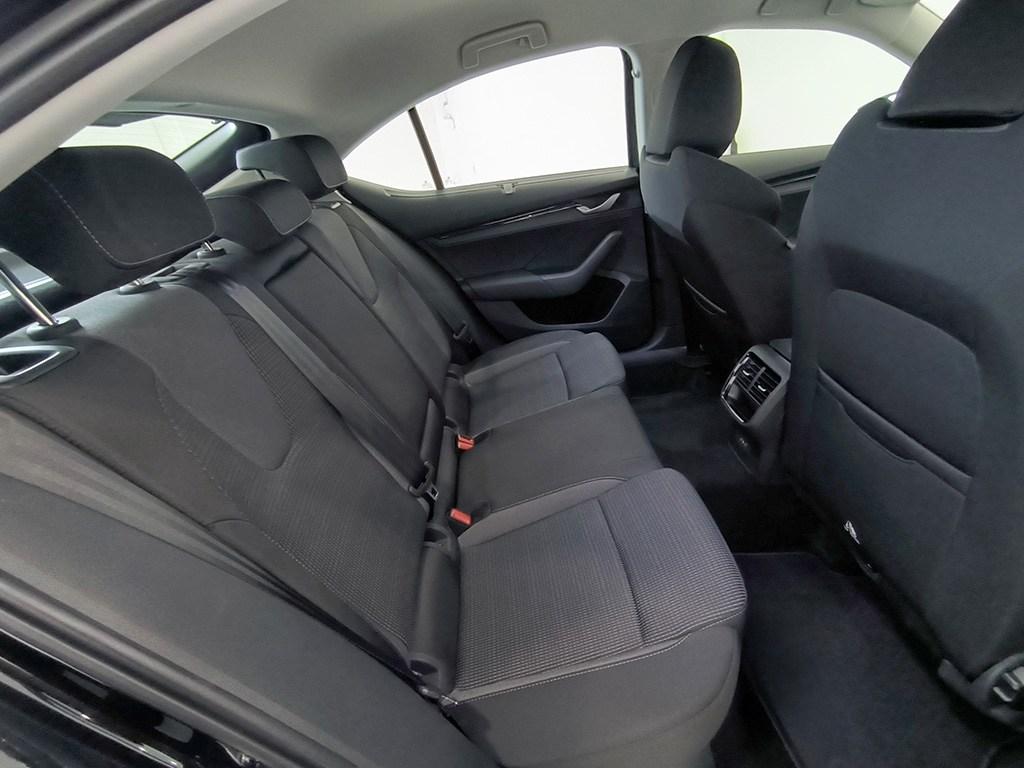 Skoda Octavia 1.5 TSI m-HEV Selection DSG 110 kW (150 CV) - 5