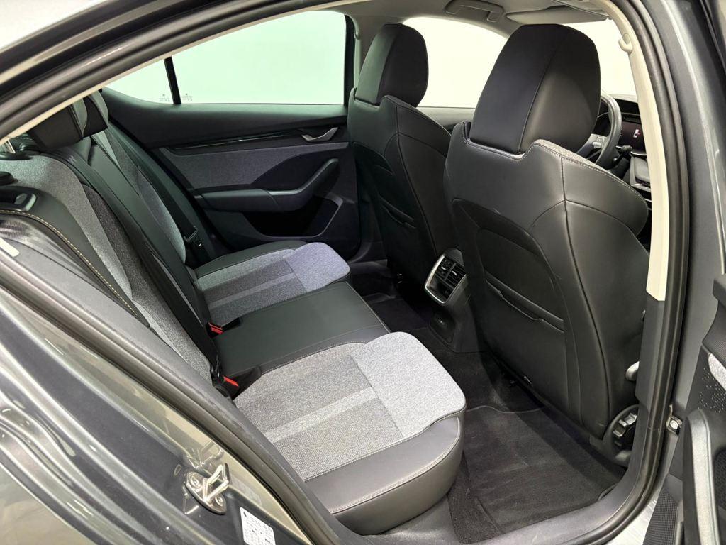 Skoda Octavia 1.5 TSI m-HEV Design DSG 110 kW (150 CV) - 5