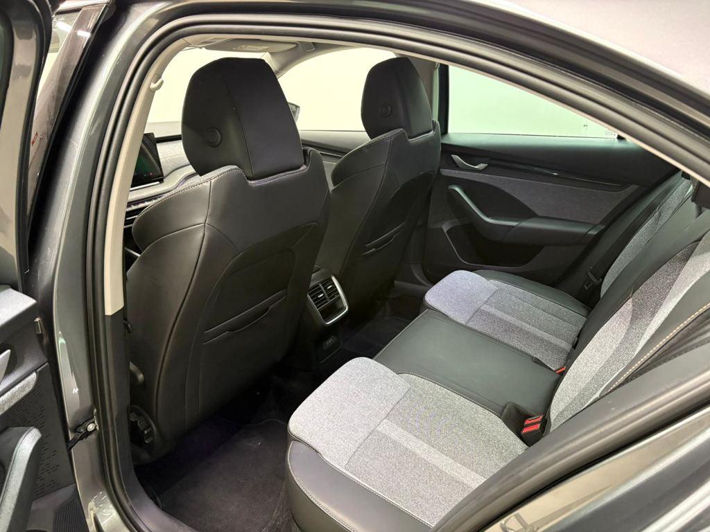 Skoda Octavia 1.5 TSI m-HEV Design DSG 110 kW (150 CV) - 9