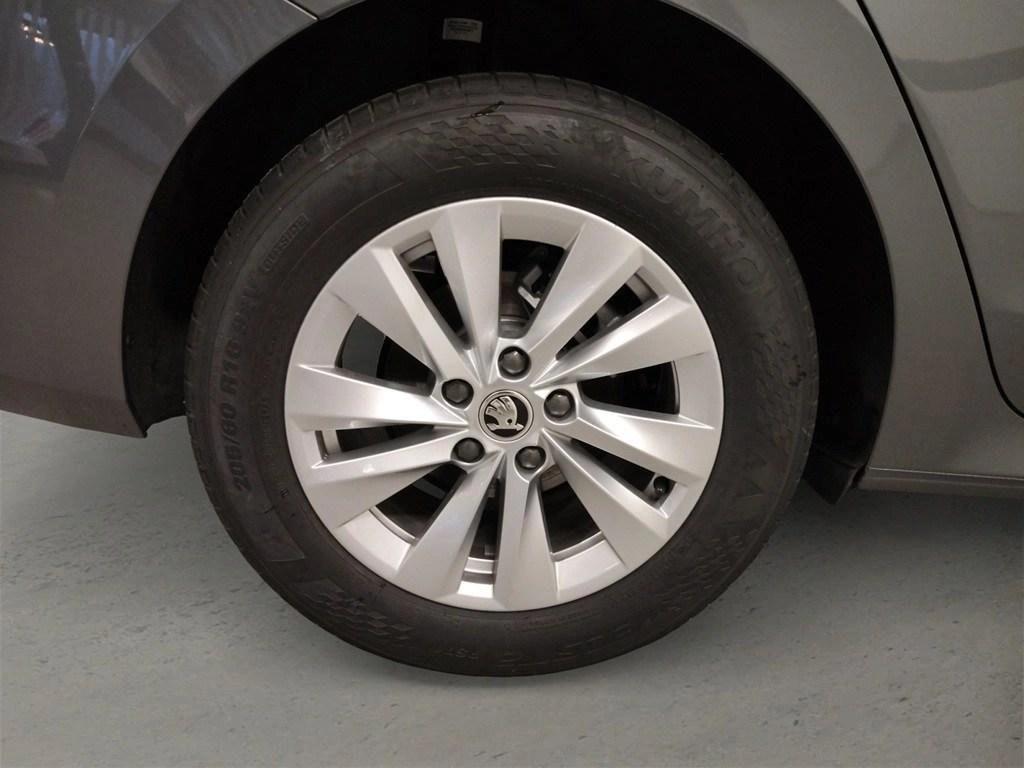 Skoda Octavia 1.5 TSI m-HEV Design DSG 85 kW (116 CV) - 7