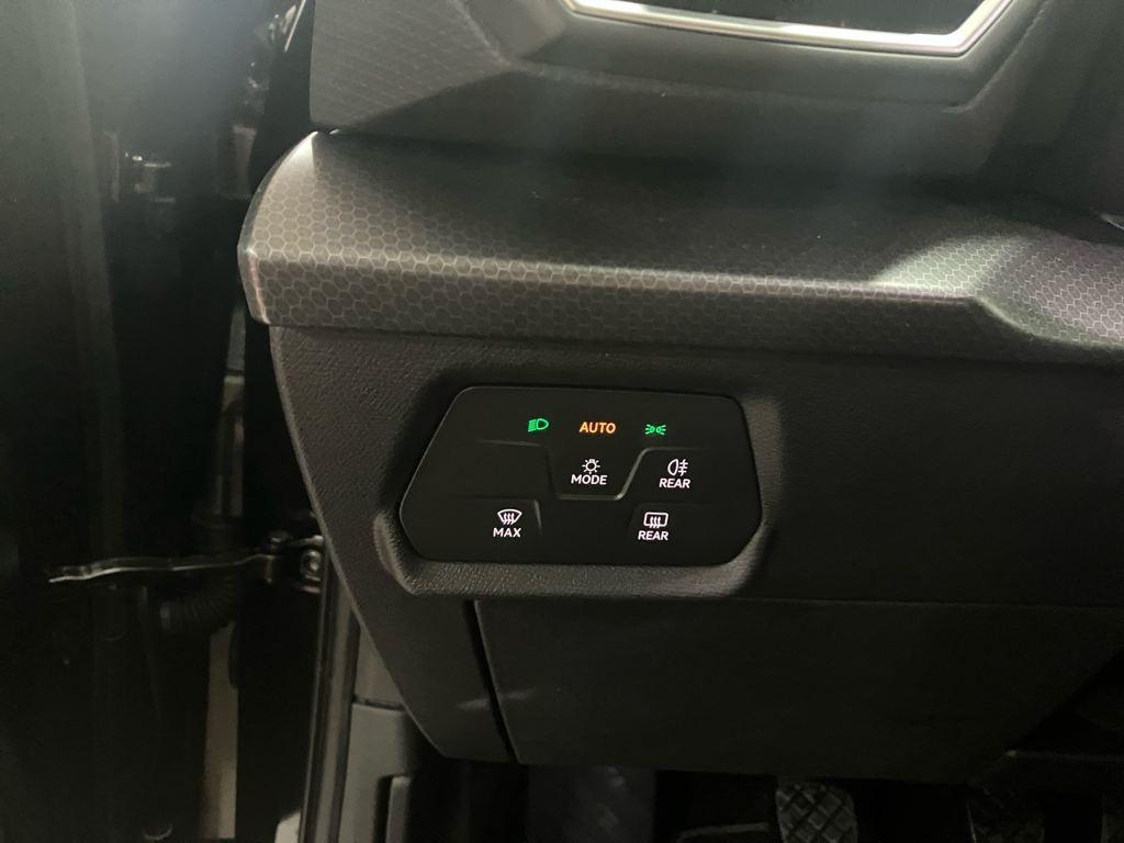 SEAT León 1.5 TSI S&S Style 25 Aniversario 85 kW (116 CV) - 11