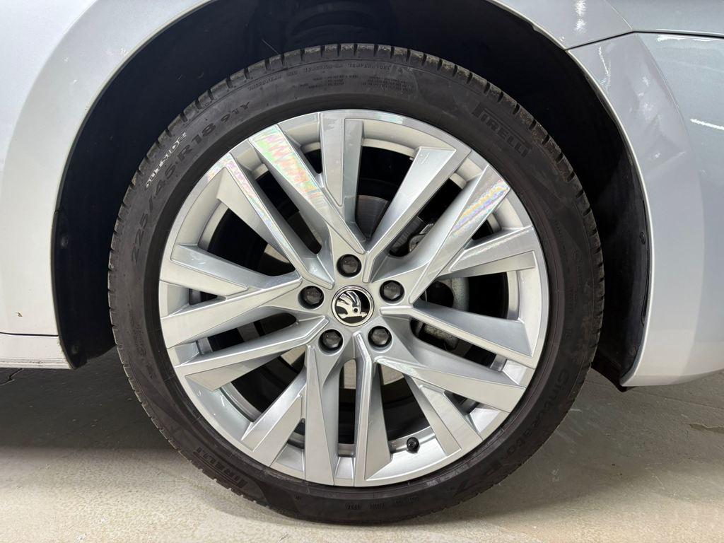 Skoda Octavia 1.5 TSI m-HEV Design DSG 110 kW (150 CV) - 7